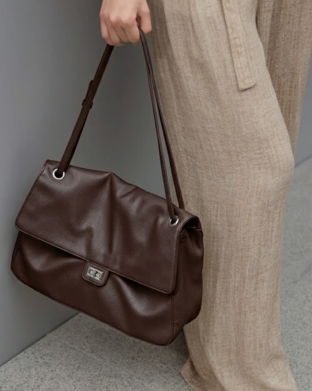 Große Kunstleder-Schultertasche mit Klappe