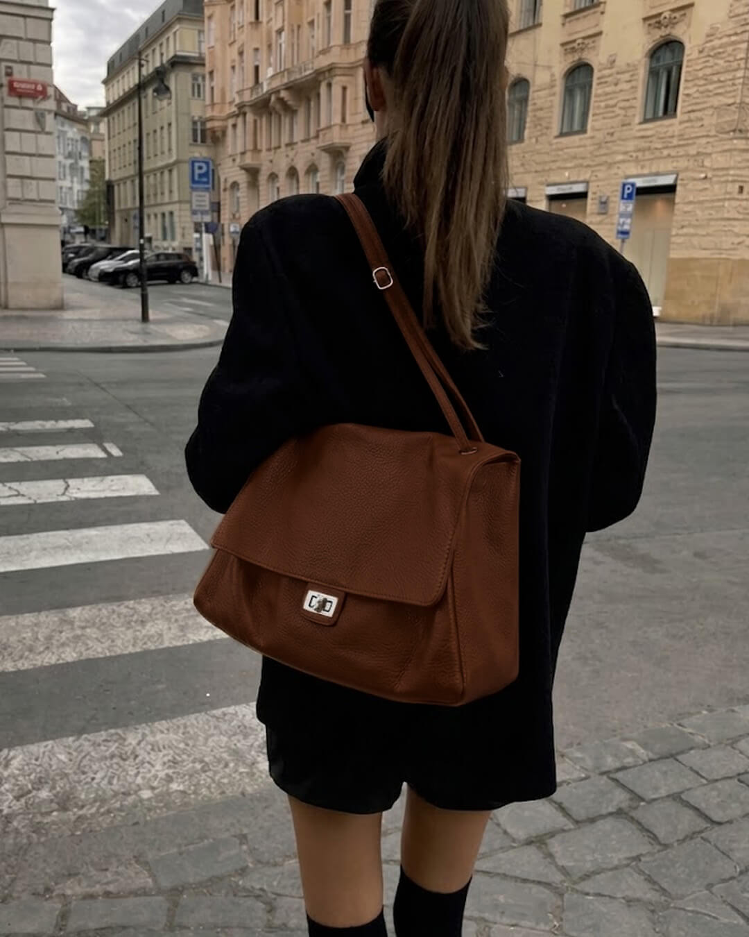 Große Kunstleder-Schultertasche mit Klappe