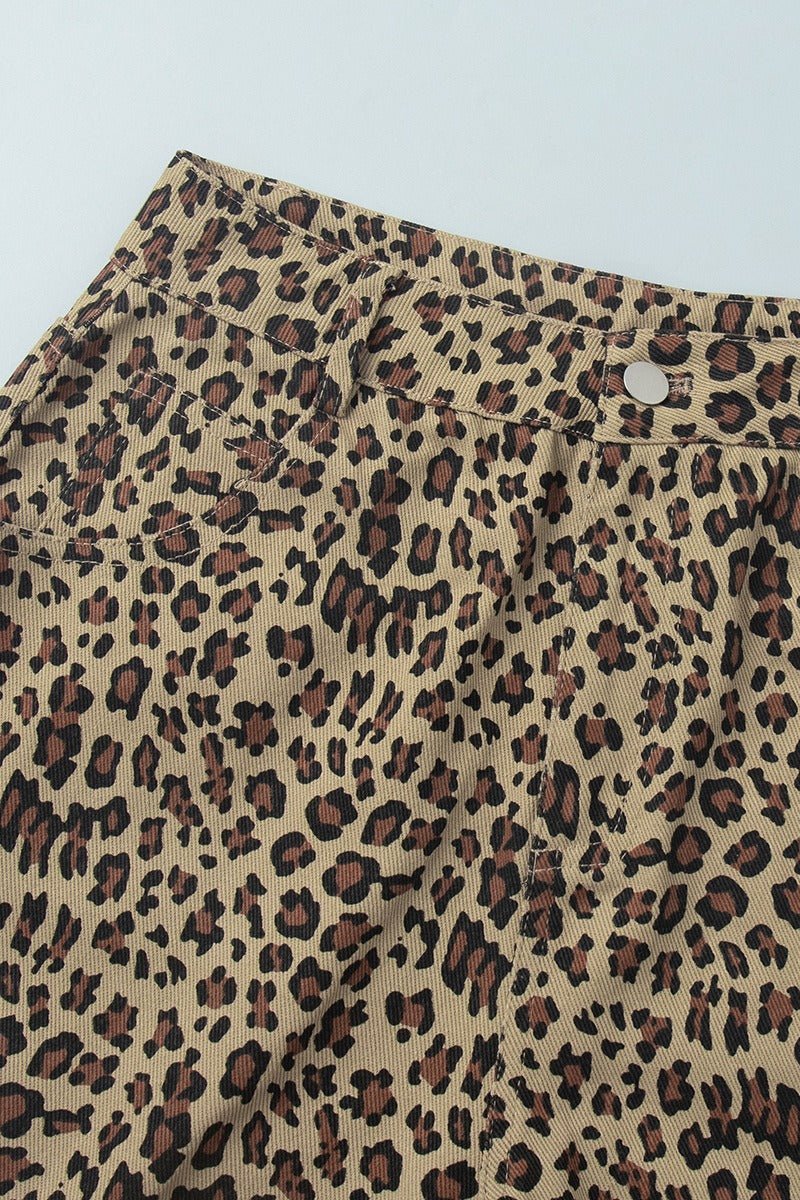 Leoprint knielange Shorts mit tiefer Taille