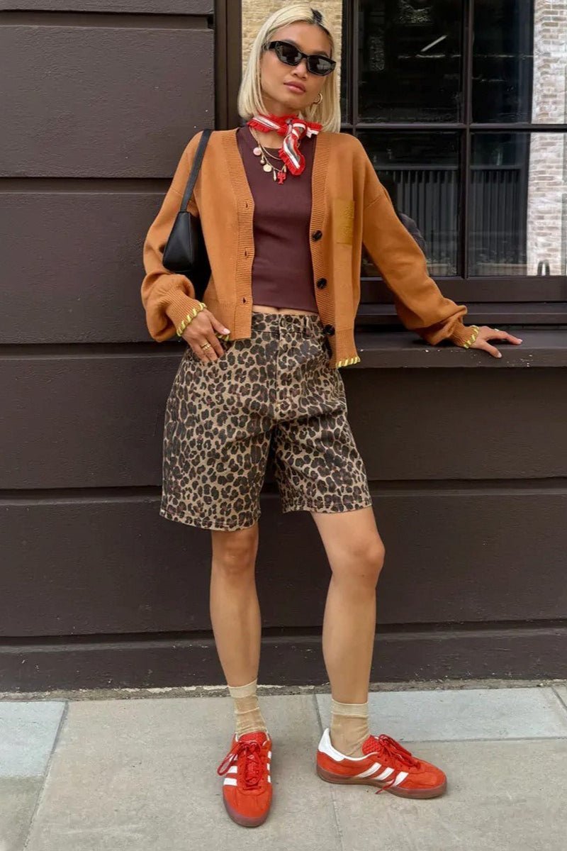 Leoprint knielange Shorts mit tiefer Taille