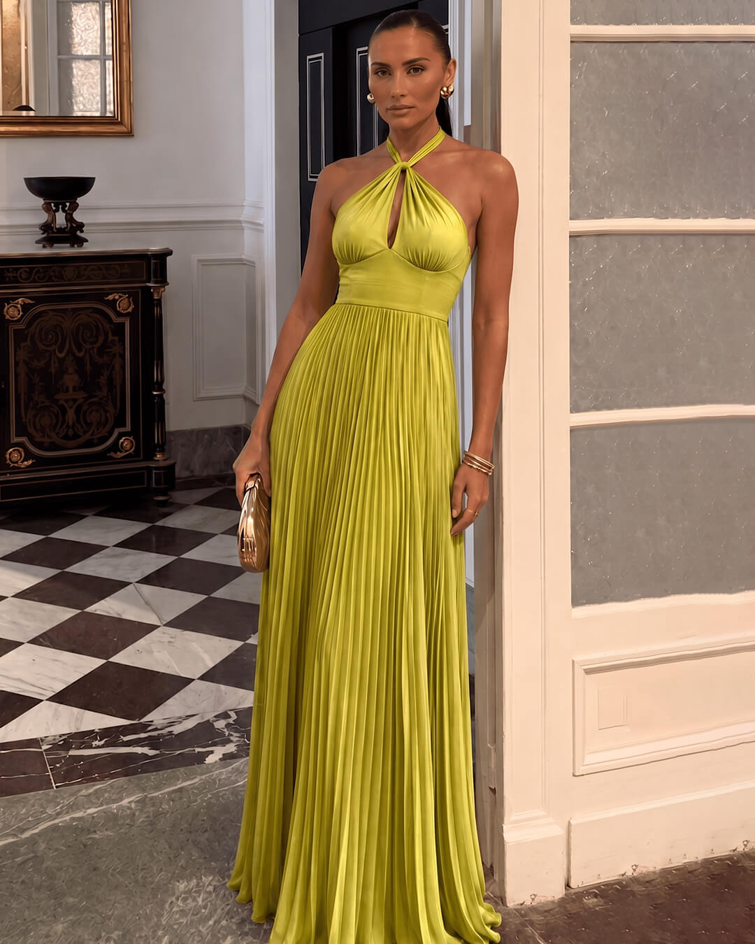 Lisa – Plissiertes Neckholder-Maxikleid