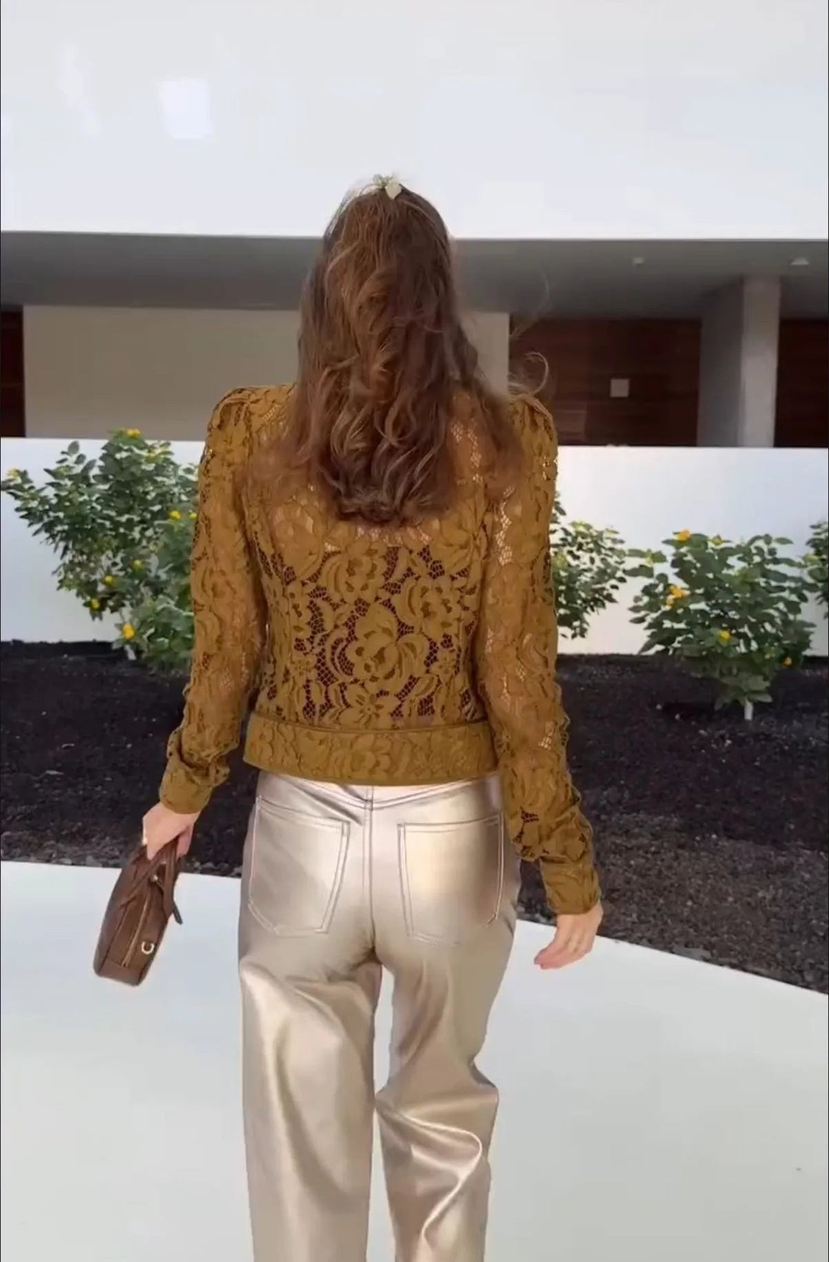 Langärmlige Spitzen-Bluse mit transparentem Effekt