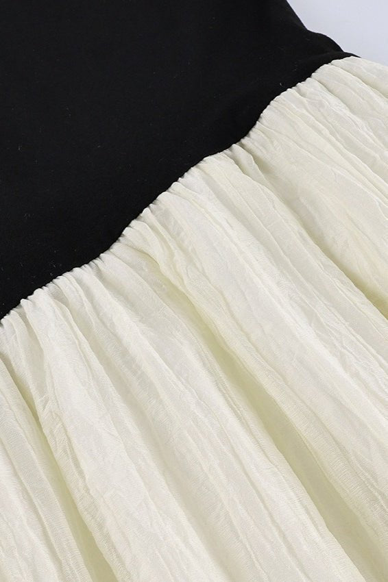 Schulterfreies, asymmetrisches Maxikleid mit Kontrastdetails