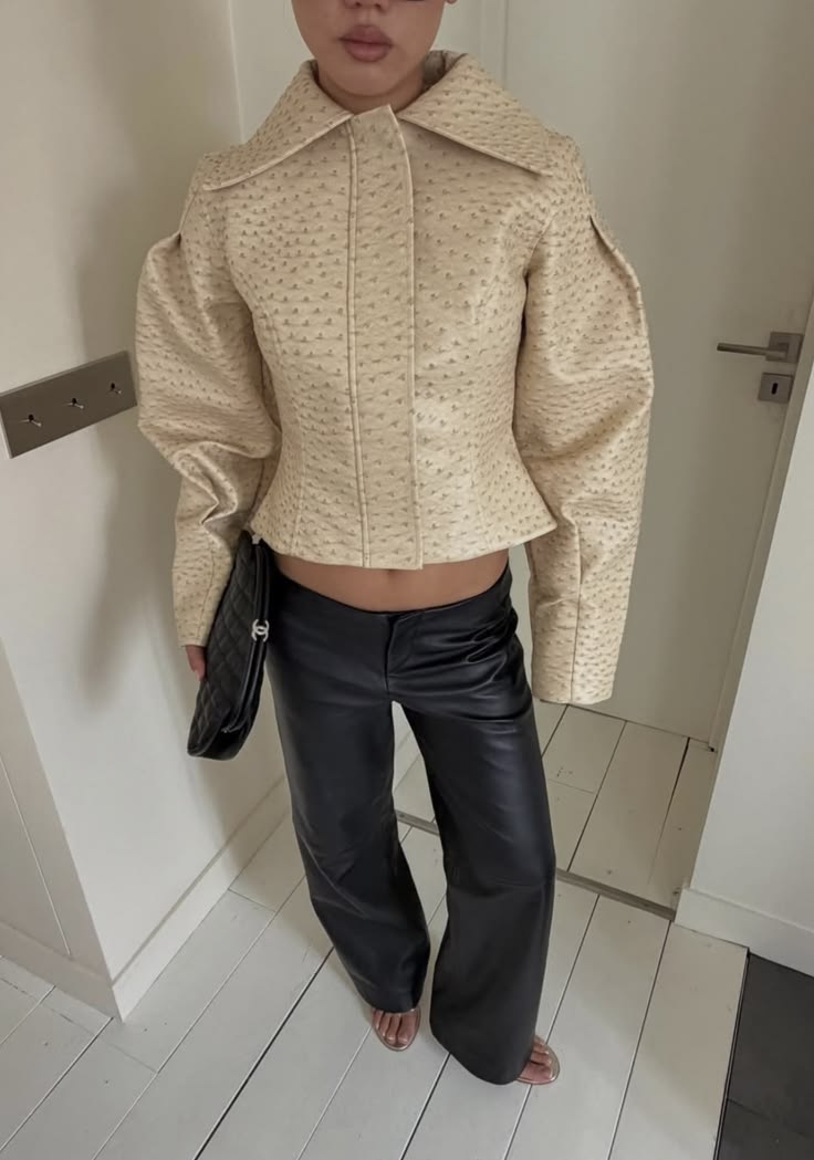 Leah – Kurze Kunstlederjacke mit Straußenlederstruktur