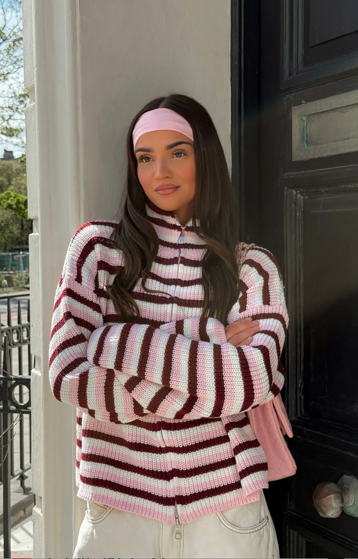 Gestreifter Oversized-Strickpullover mit Reißverschluss