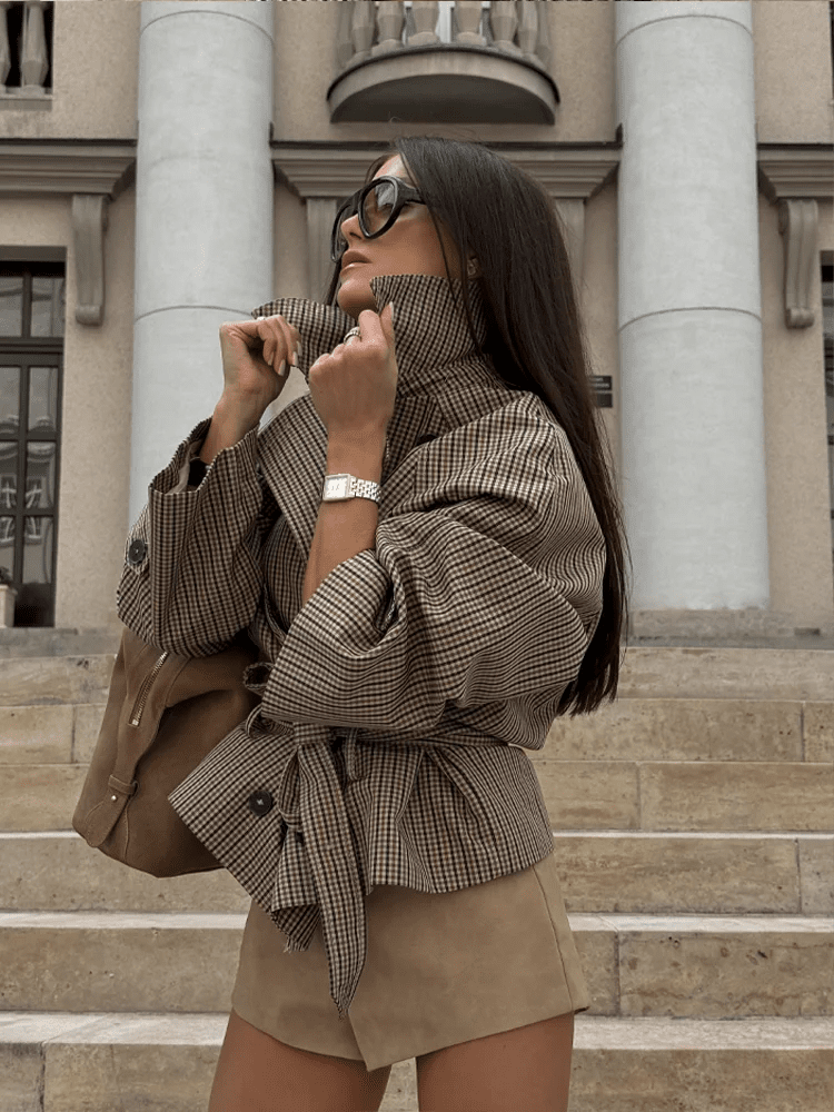 Karierter Trenchcoat mit hohem Kragen
