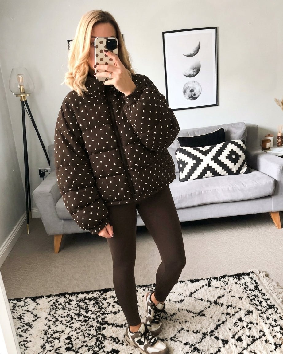 Gepunktete kurze Daunenjacke