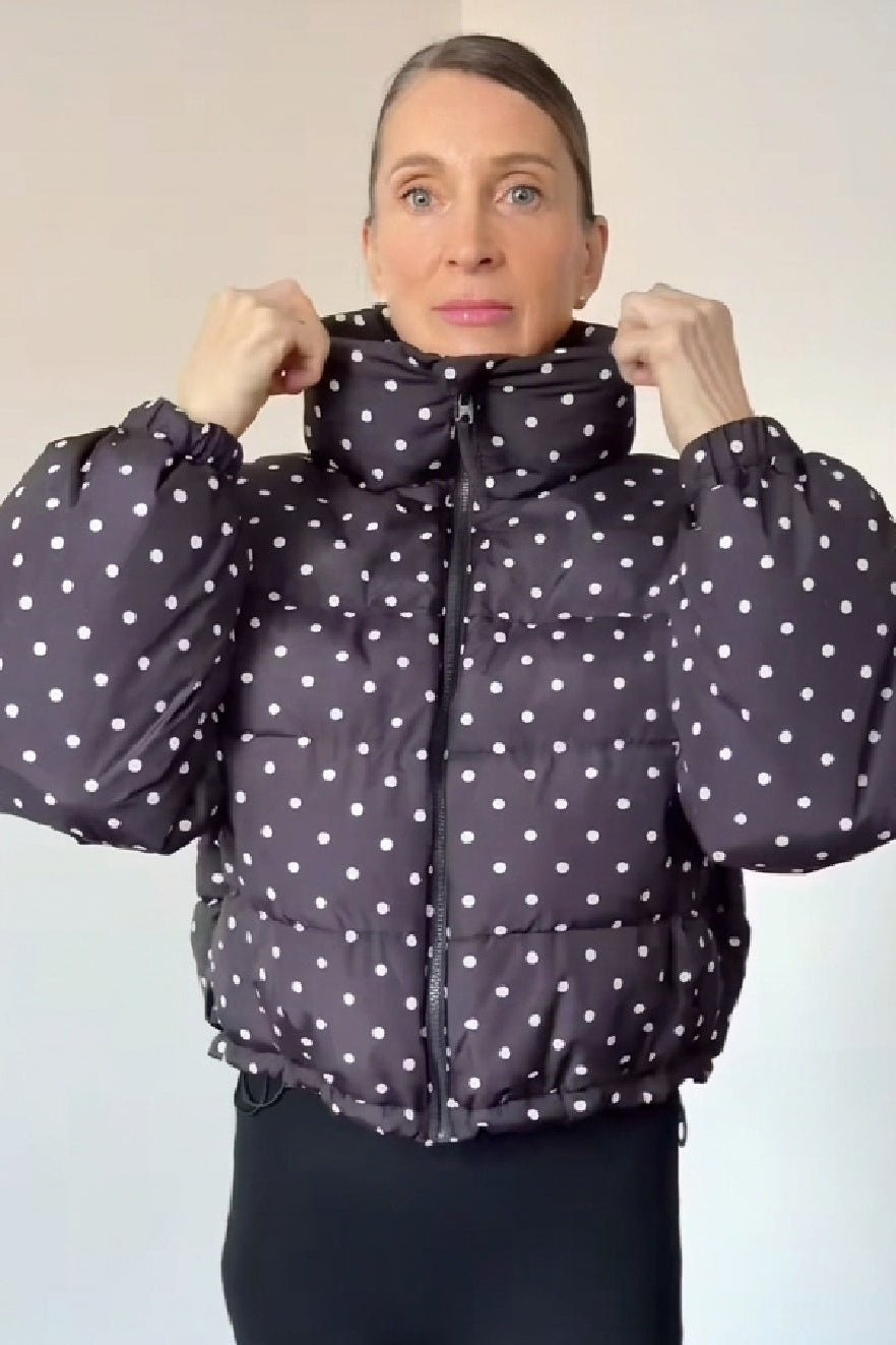Gepunktete kurze Daunenjacke