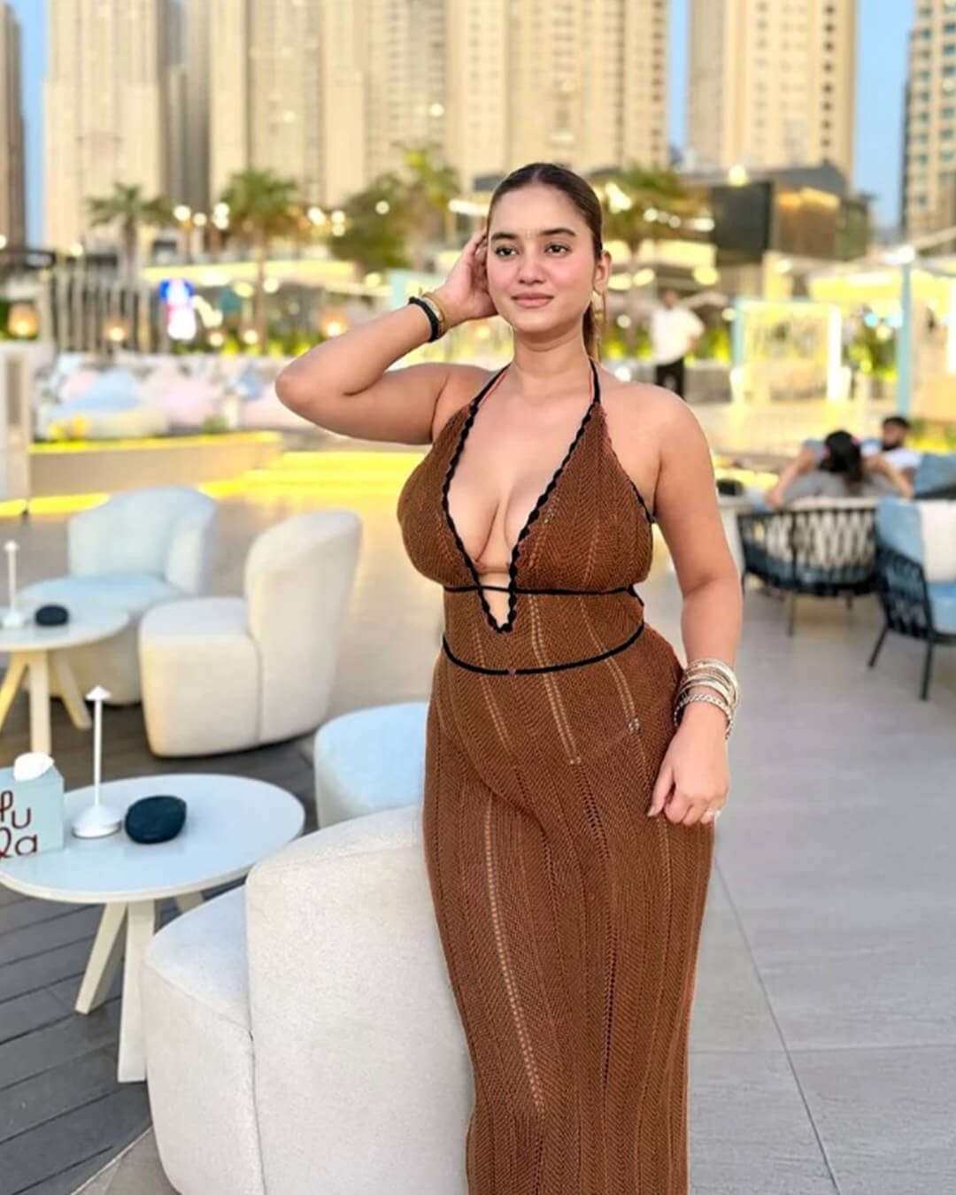 Rachel – Neckholder-Maxikleid mit Schnürung