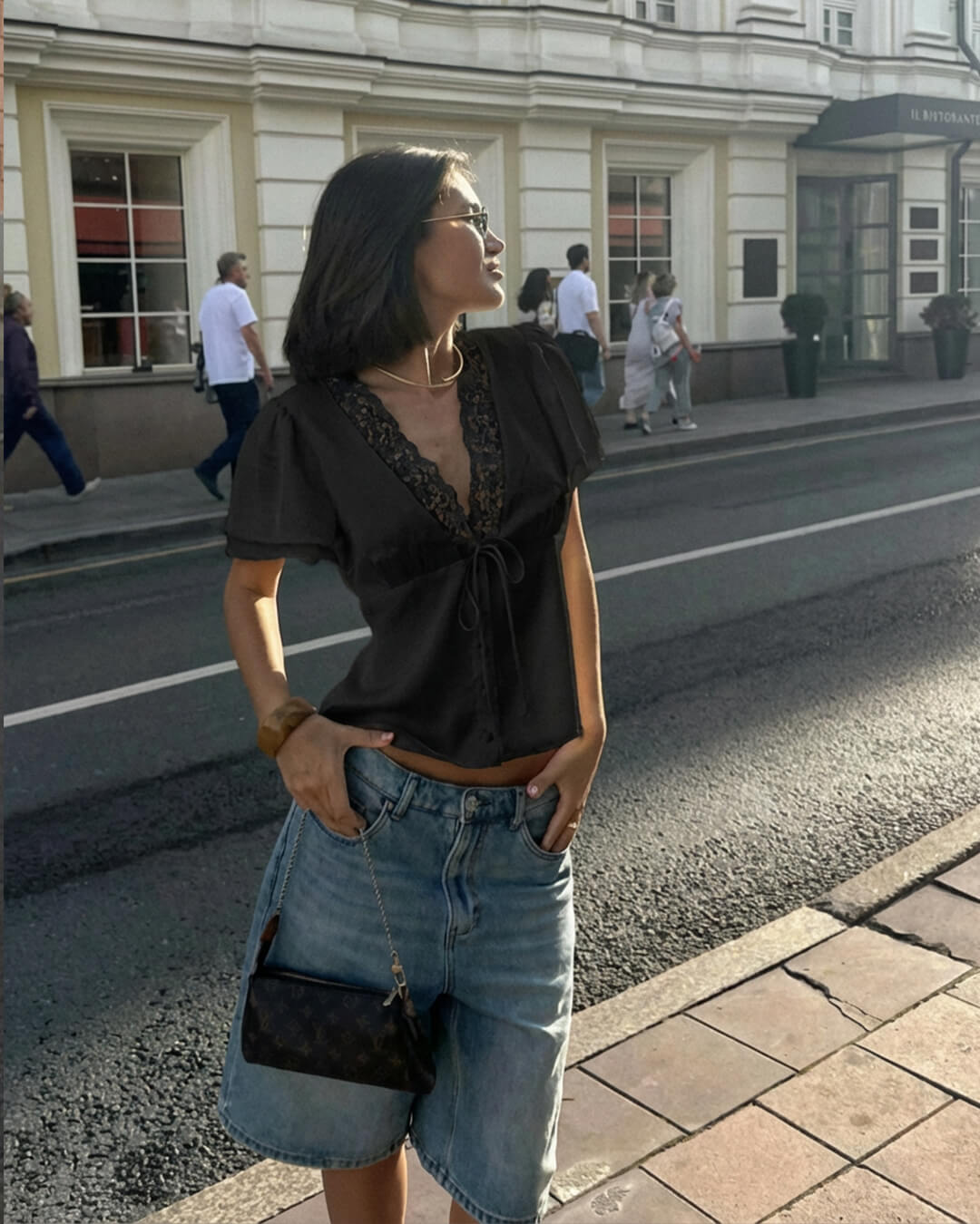 Rochelle – Kurzarmtop aus Spitze mit V-Ausschnitt
