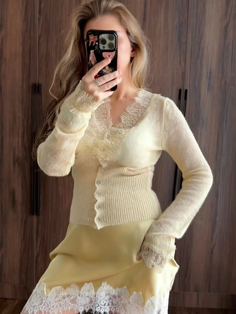 Romantische Strickjacke mit Knopfleiste, V-Ausschnitt und Spitzenbesatz