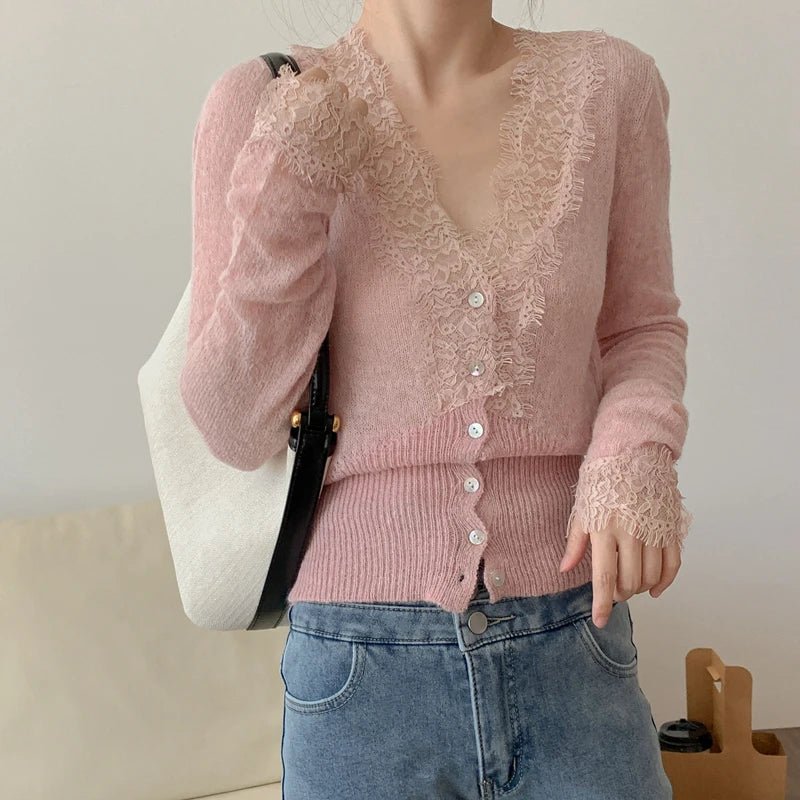 Romantische Strickjacke mit Knopfleiste, V-Ausschnitt und Spitzenbesatz
