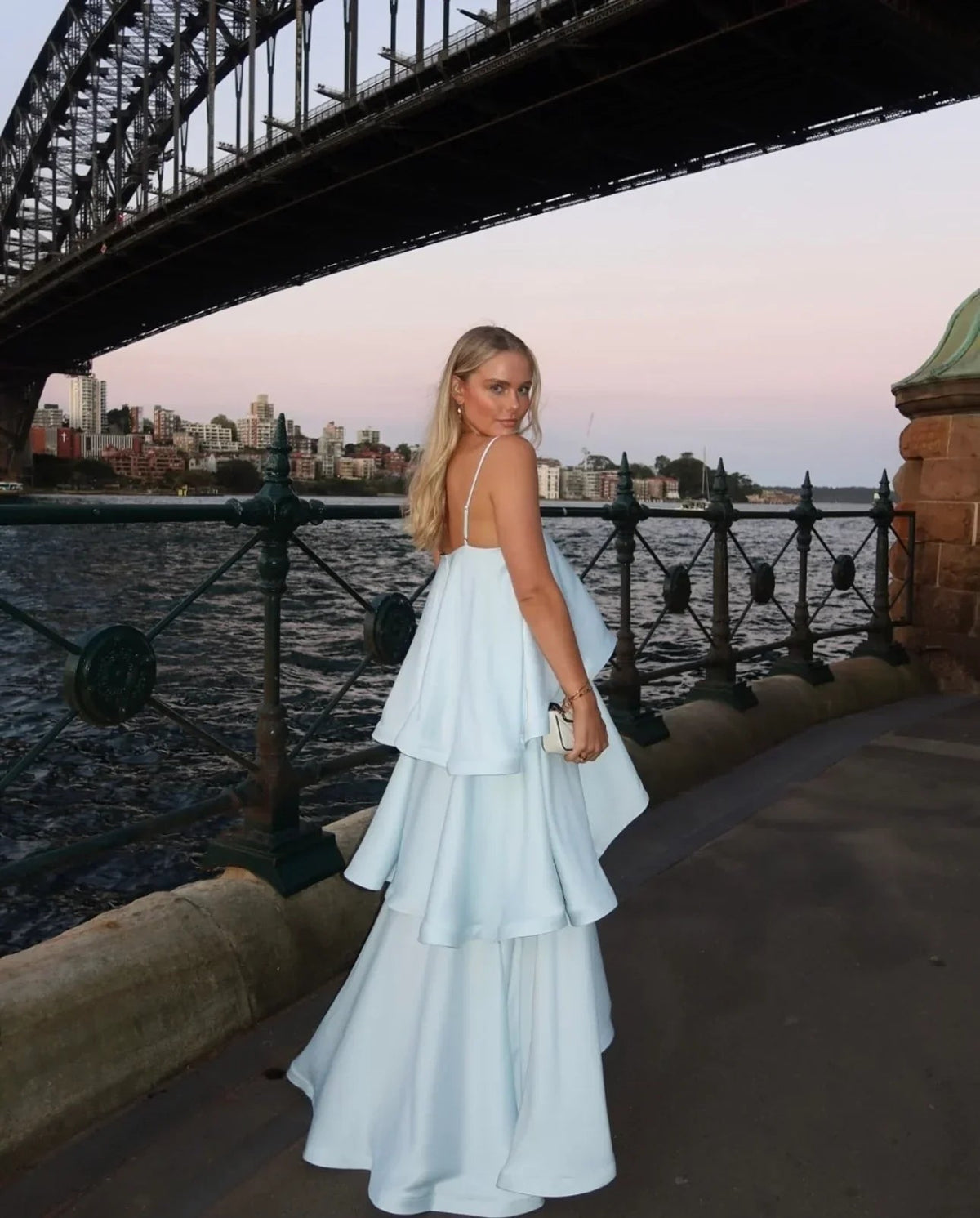 Romantisches Satin-Maxikleid mit Rüschenstufen