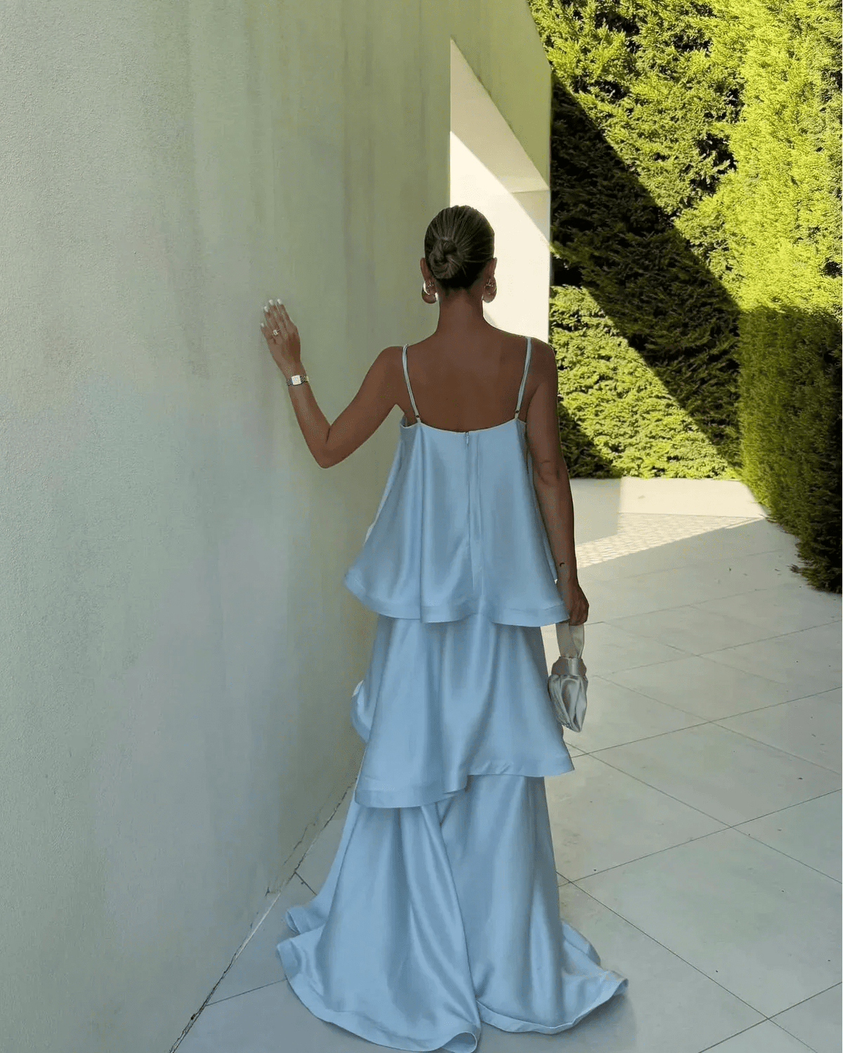 Romantisches Satin-Maxikleid mit Rüschenstufen