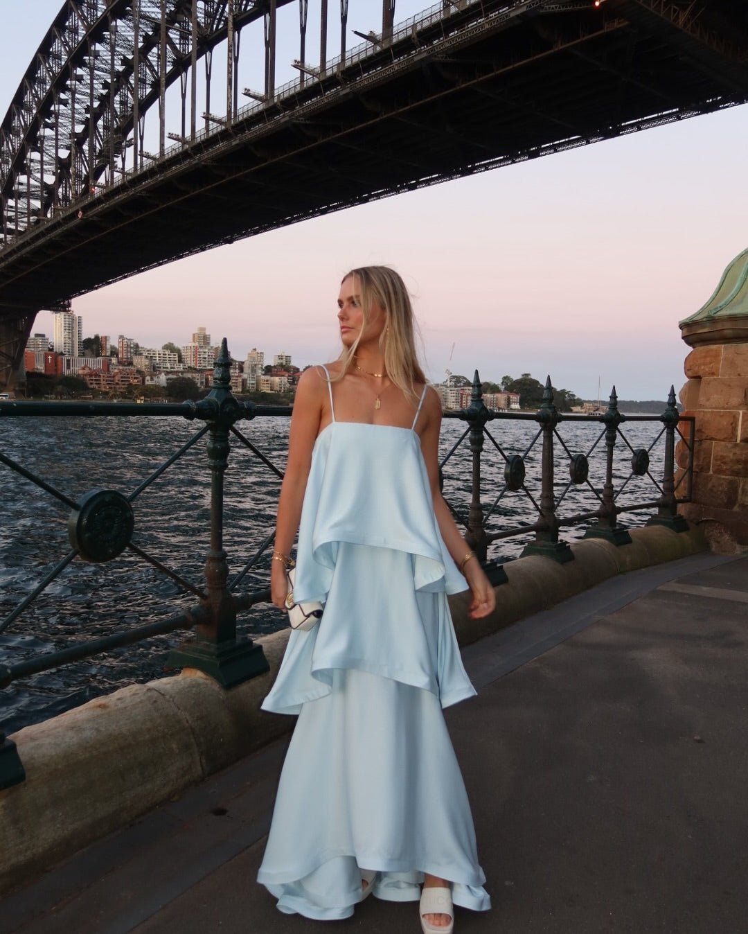 Romantisches Satin-Maxikleid mit Rüschenstufen