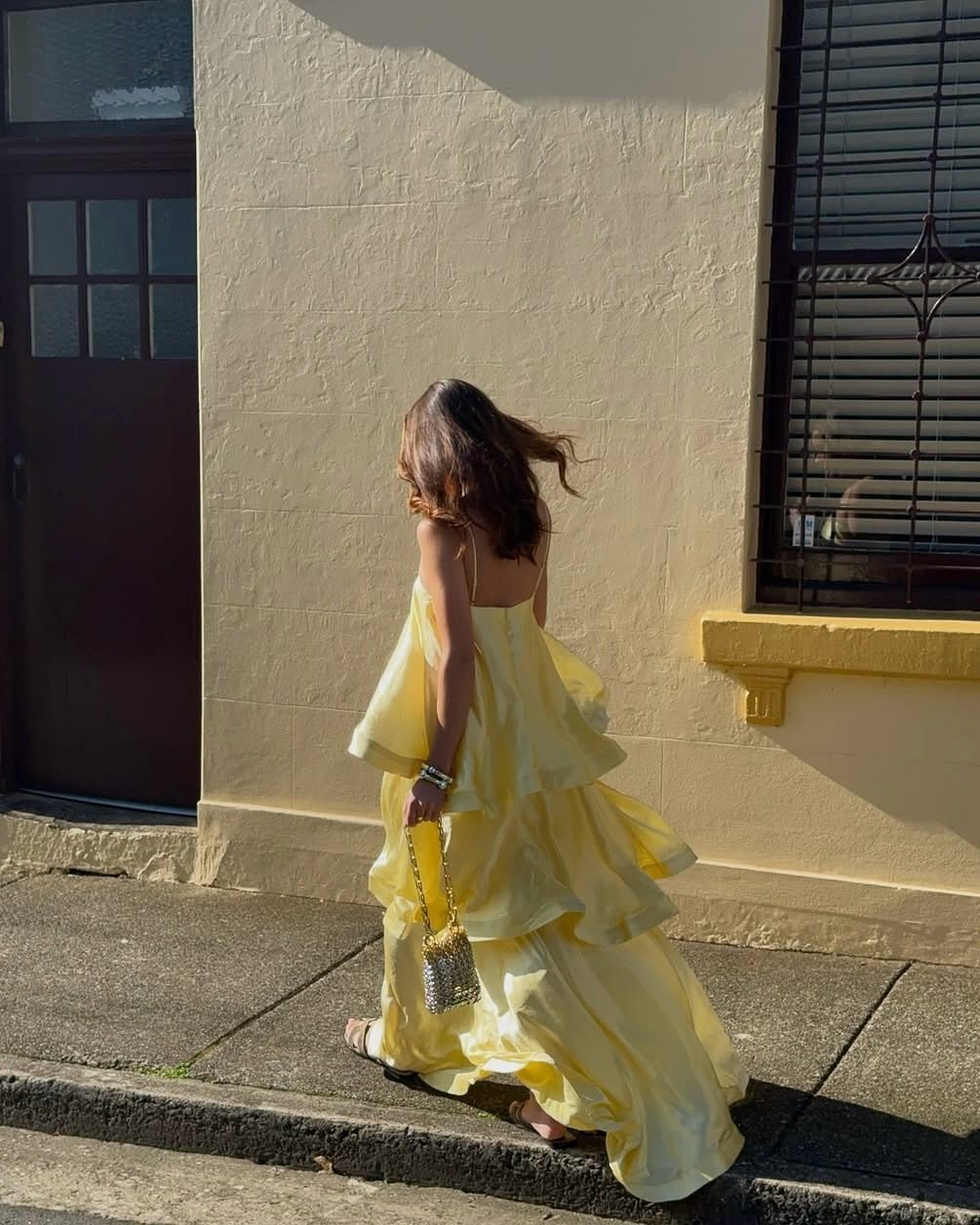 Romantisches Satin-Maxikleid mit Rüschenstufen