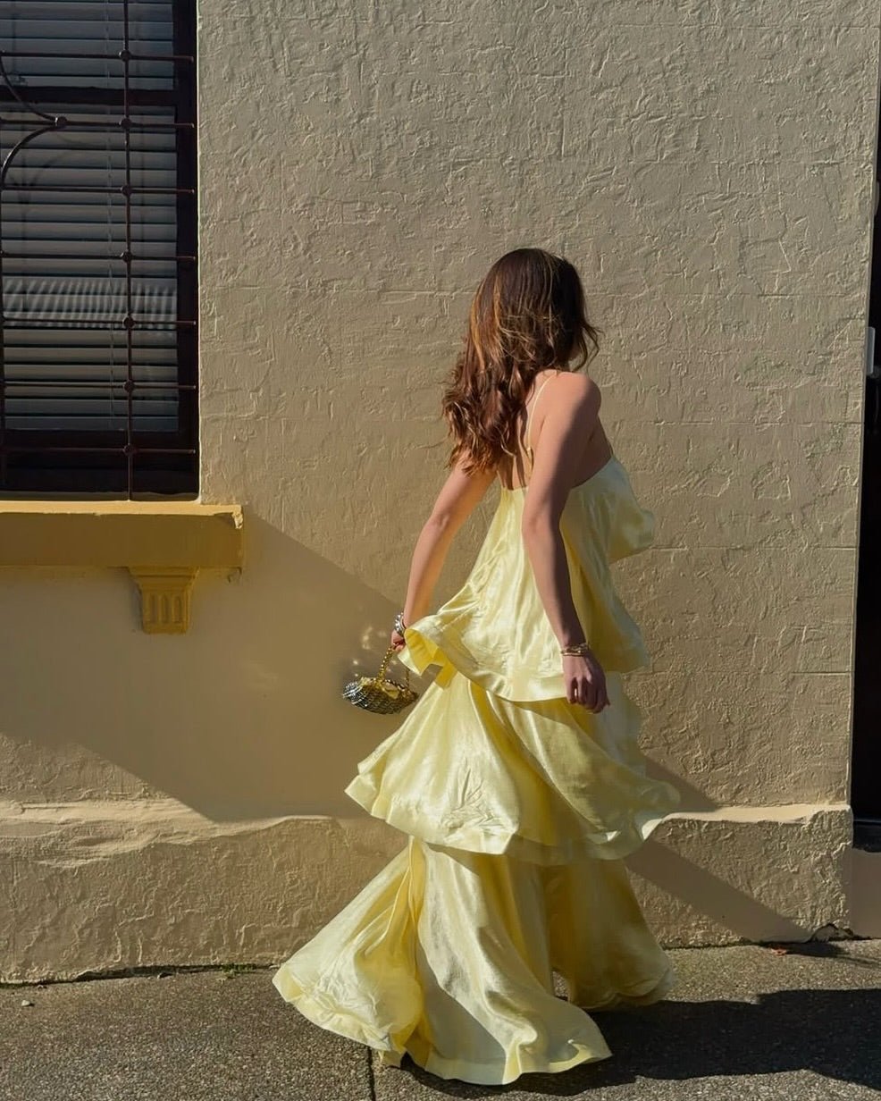 Romantisches Satin-Maxikleid mit Rüschenstufen