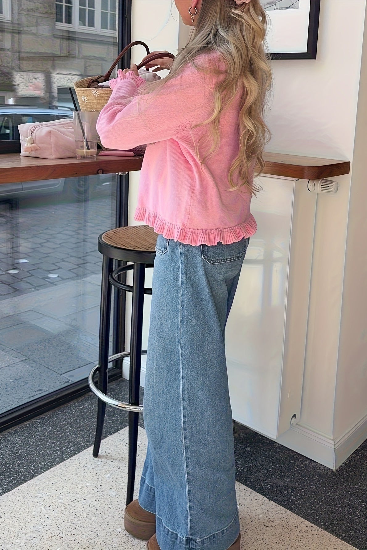 Agne – Strickjacke mit Rundhalsausschnitt und Rüschen