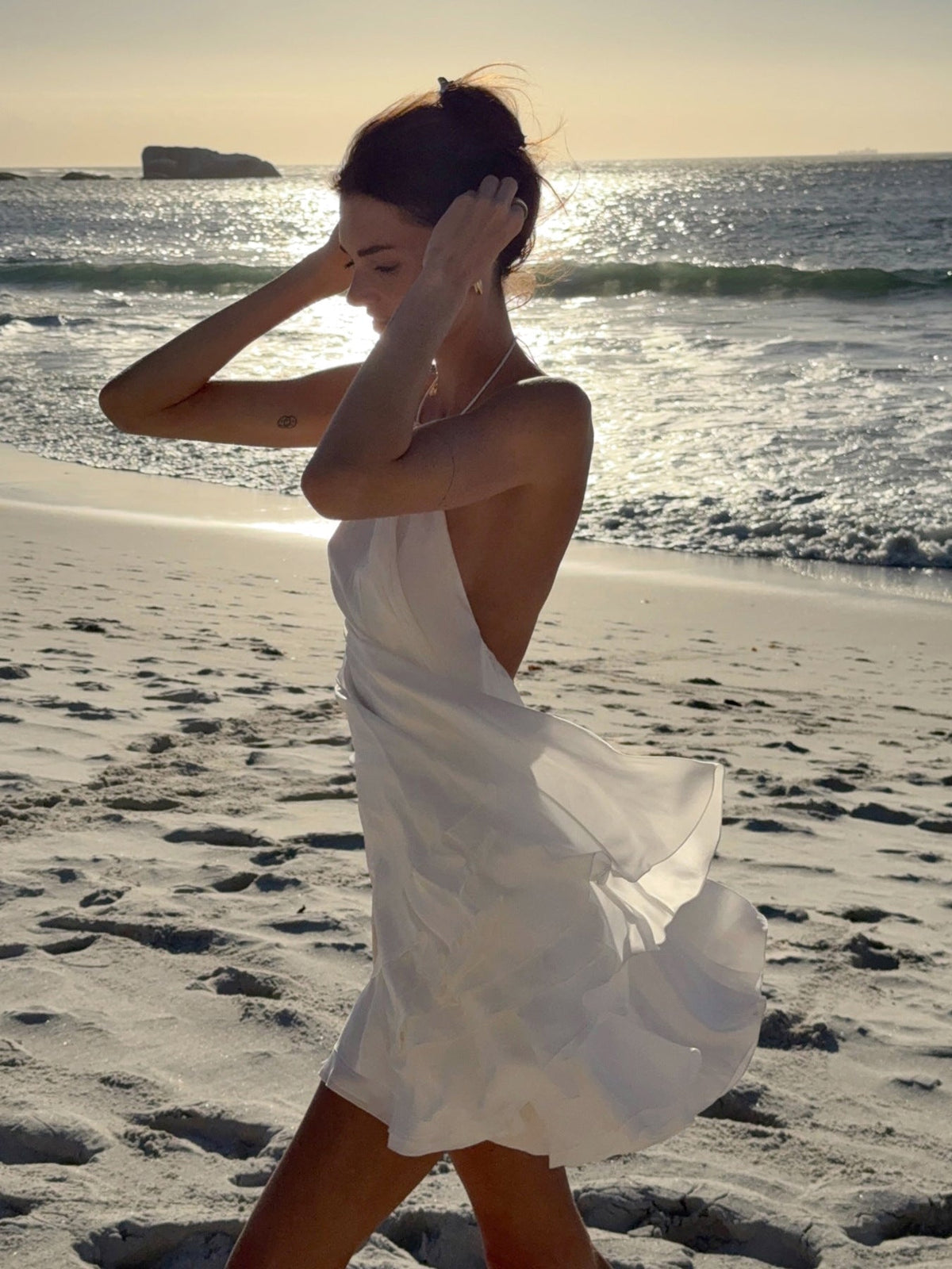 Rückenfreies Neckholder-Strandkleid mit Rüschen