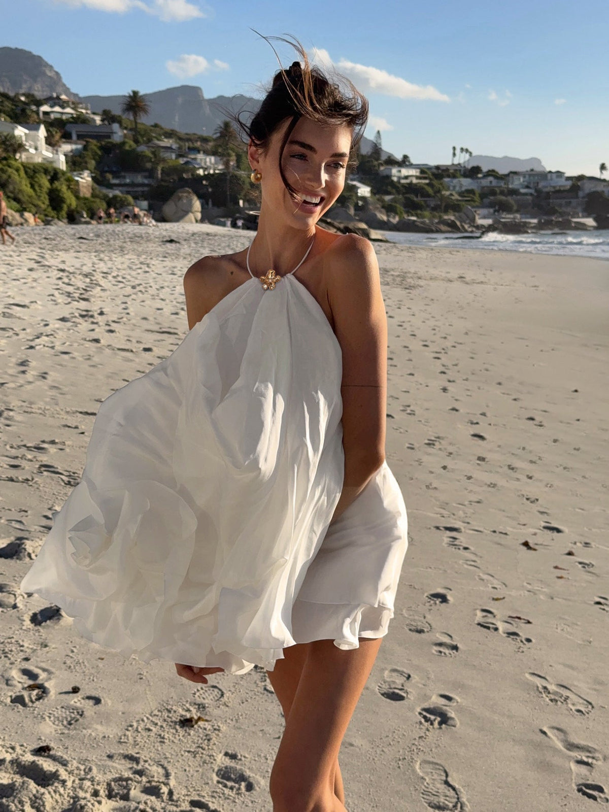 Rückenfreies Neckholder-Strandkleid mit Rüschen
