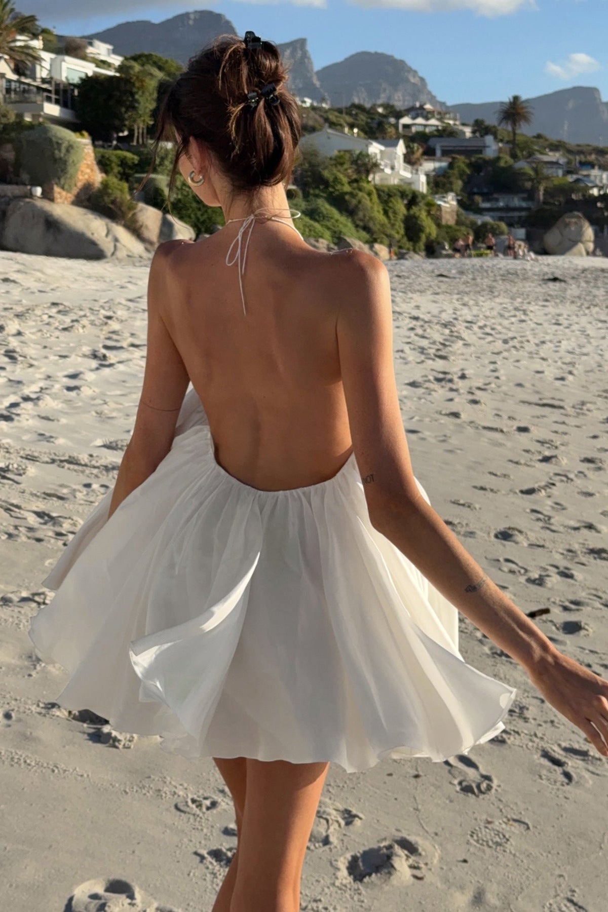 Rückenfreies Neckholder-Strandkleid mit Rüschen