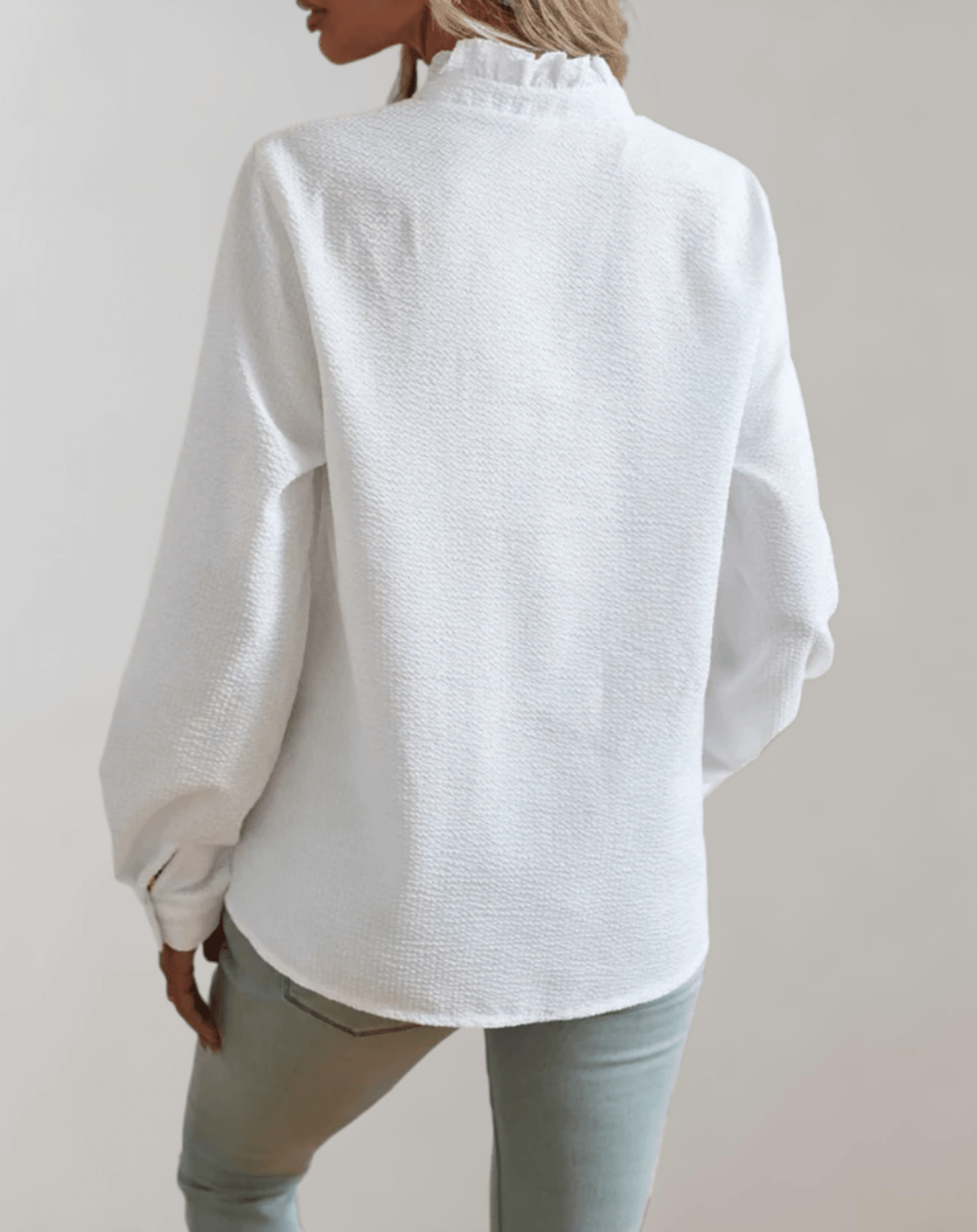 Agnieszka – Lockere Bluse mit Stehkragen und Rüschendetails