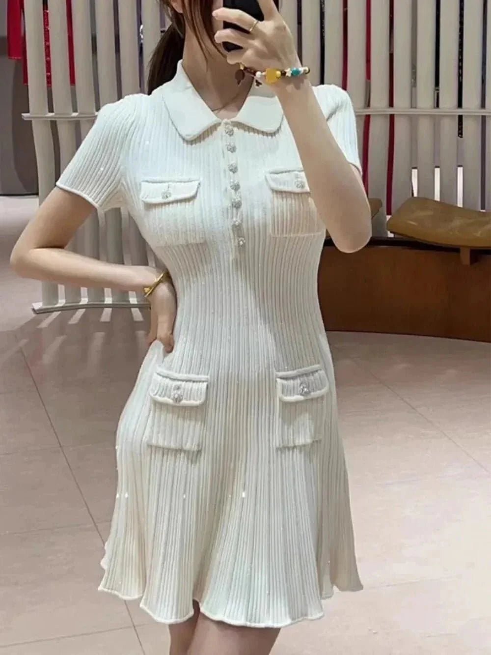 Ellie – Pailletten-Strick-Minikleid mit Rüschendetails