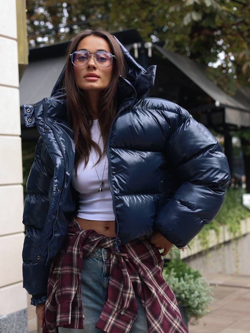 Kurze glänzende Kapuzen-Steppjacke