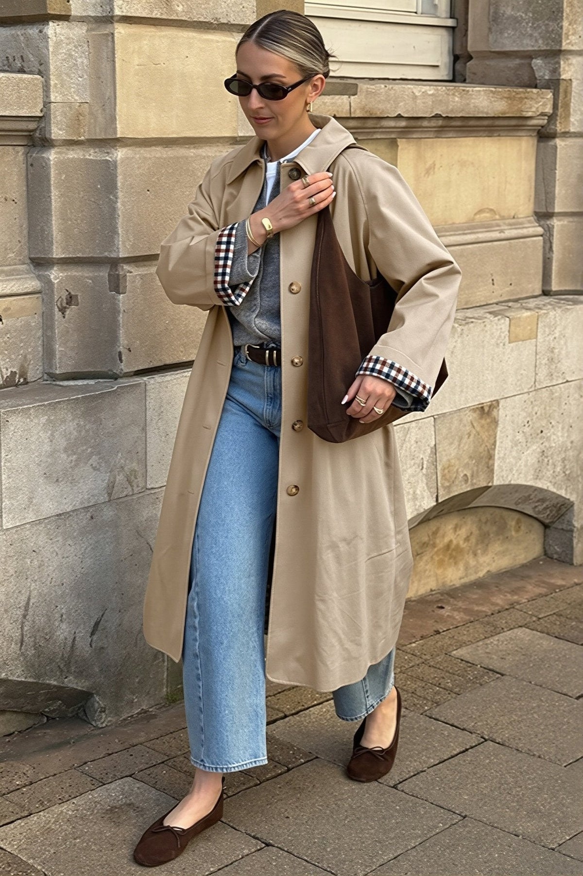 Klassischer langer zweireihiger Trenchcoat
