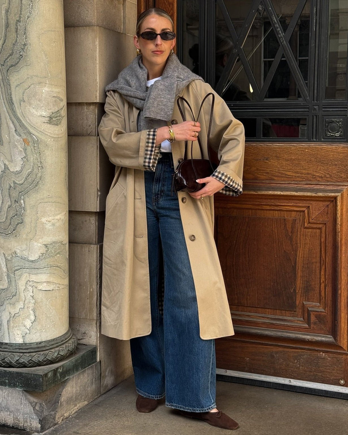 Klassischer langer zweireihiger Trenchcoat