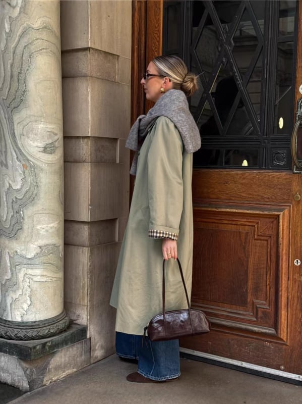 Klassischer langer zweireihiger Trenchcoat