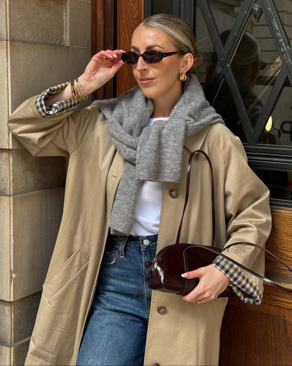 Klassischer langer zweireihiger Trenchcoat