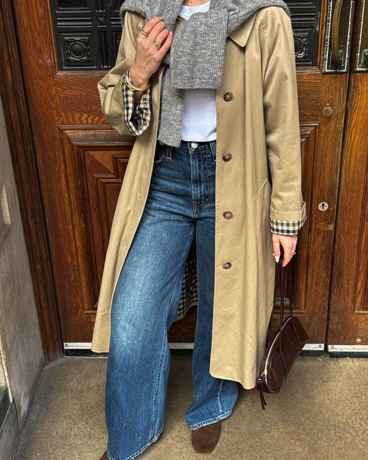Klassischer langer zweireihiger Trenchcoat