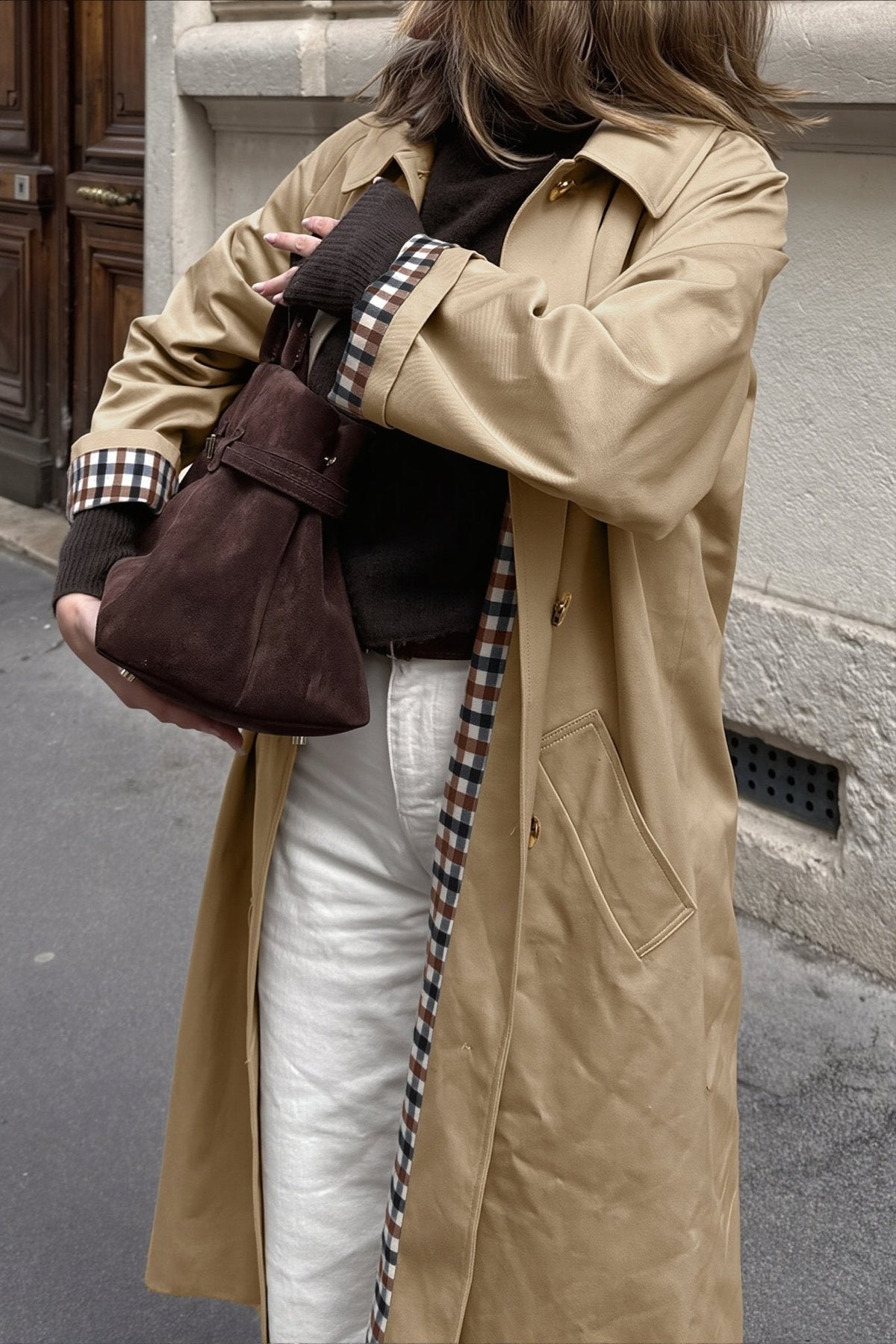 Klassischer langer zweireihiger Trenchcoat