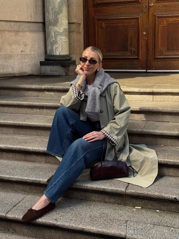 Klassischer langer zweireihiger Trenchcoat