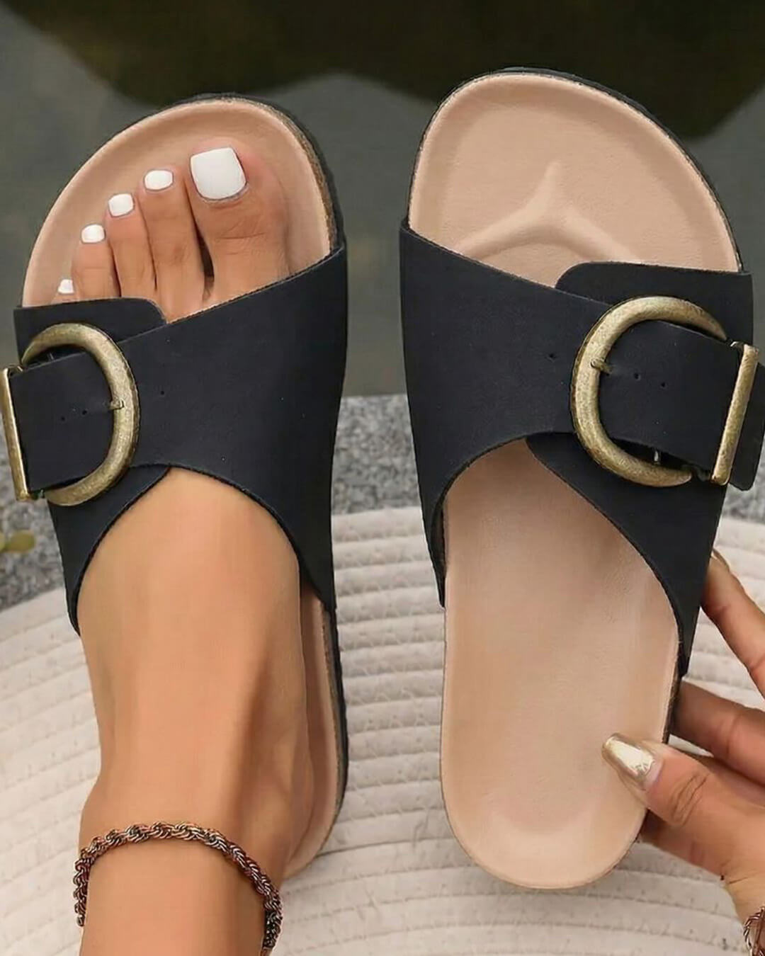 Nina – Slip-On Sandalen mit Messing-Schnallen und gepolsterter Sohle