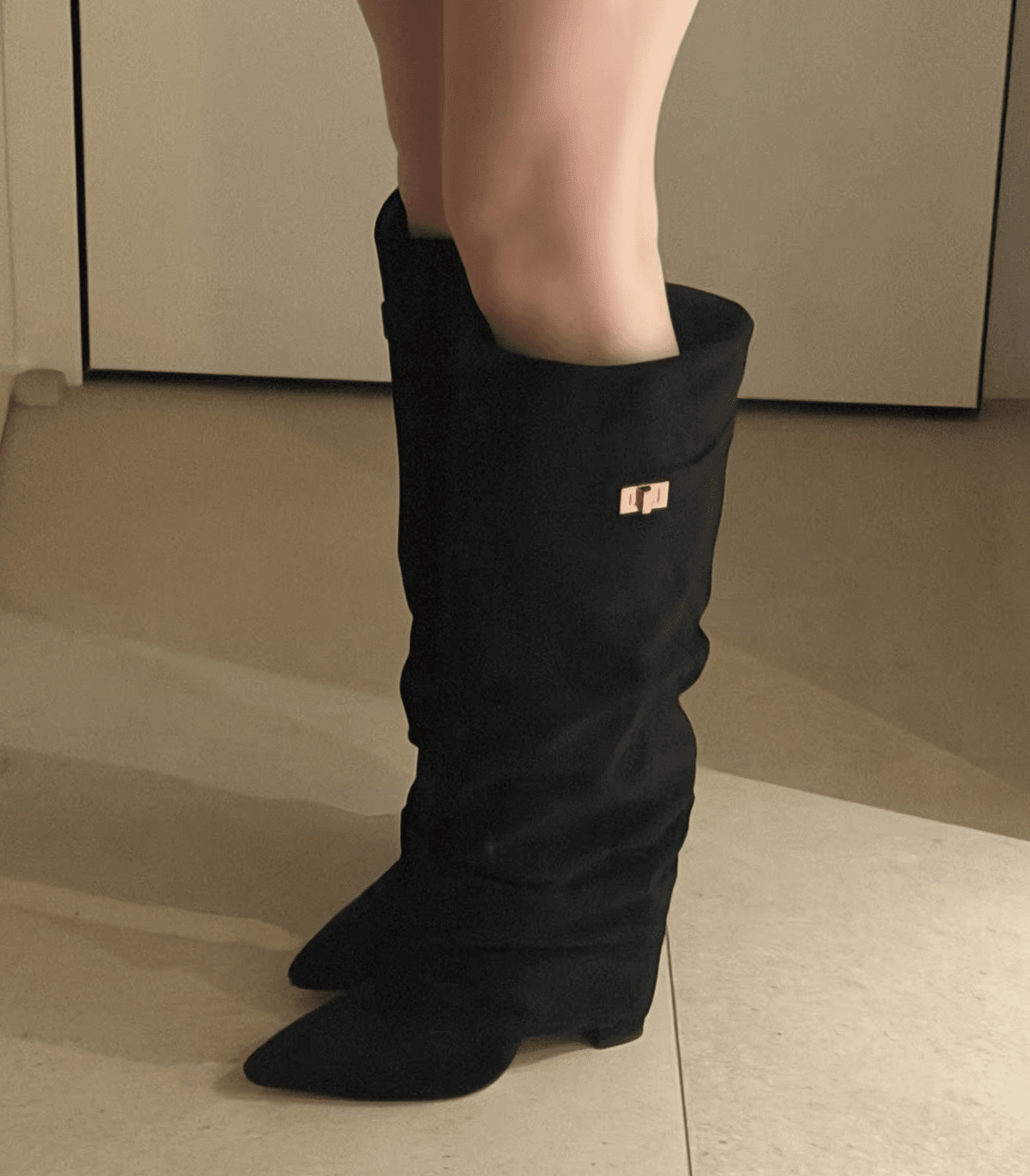 Locker sitzende kniehohe Stiefel aus Wildlederimitat