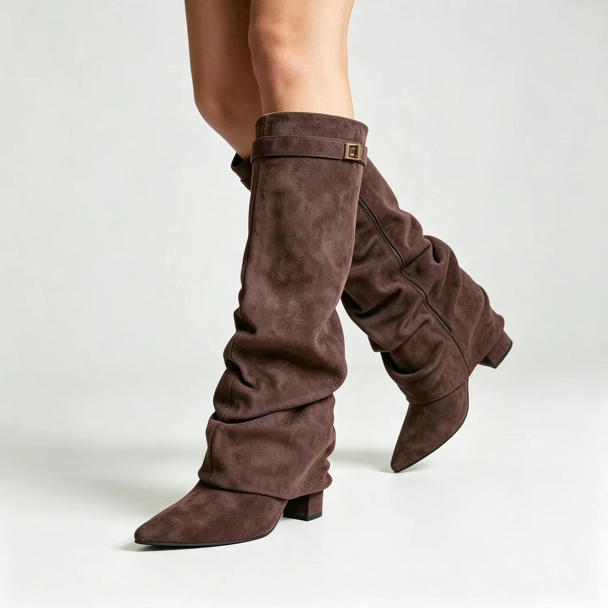 Locker sitzende kniehohe Stiefel aus Wildlederimitat