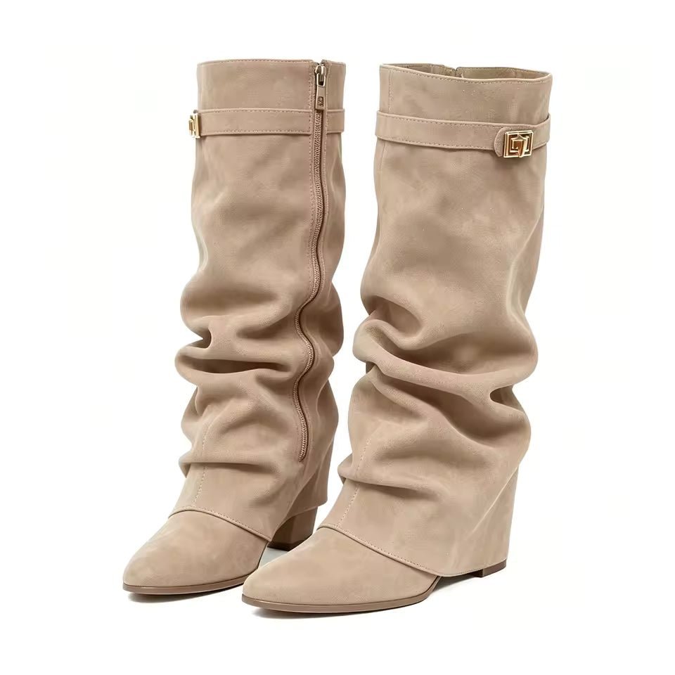 Locker sitzende kniehohe Stiefel aus Wildlederimitat