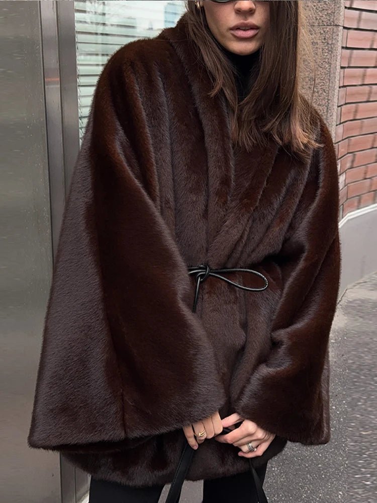 Weiche Kunstfell-Jacke mit Gürtel und kurzem Schnitt