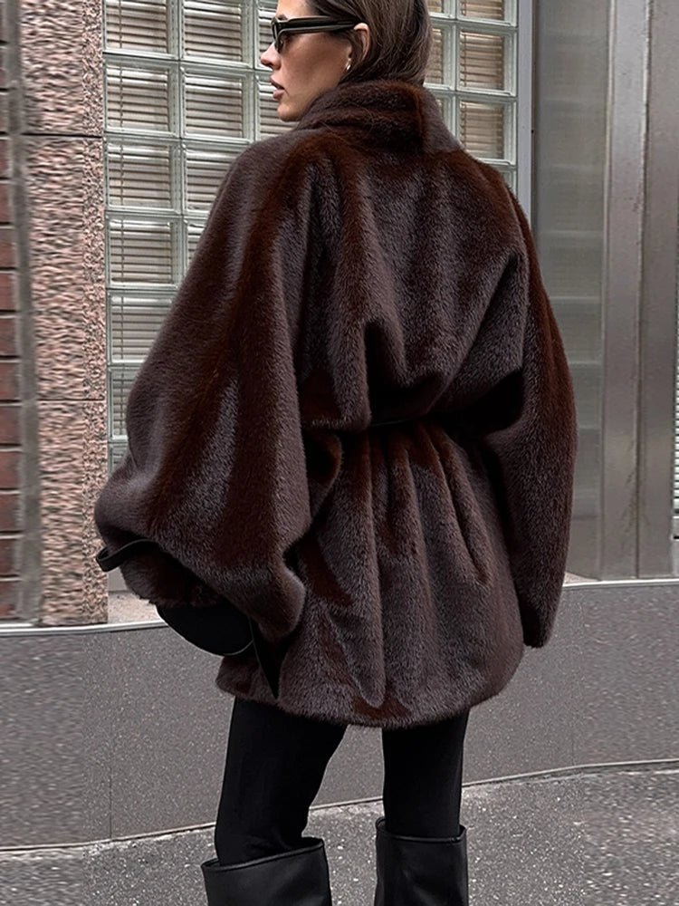Weiche Kunstfell-Jacke mit Gürtel und kurzem Schnitt