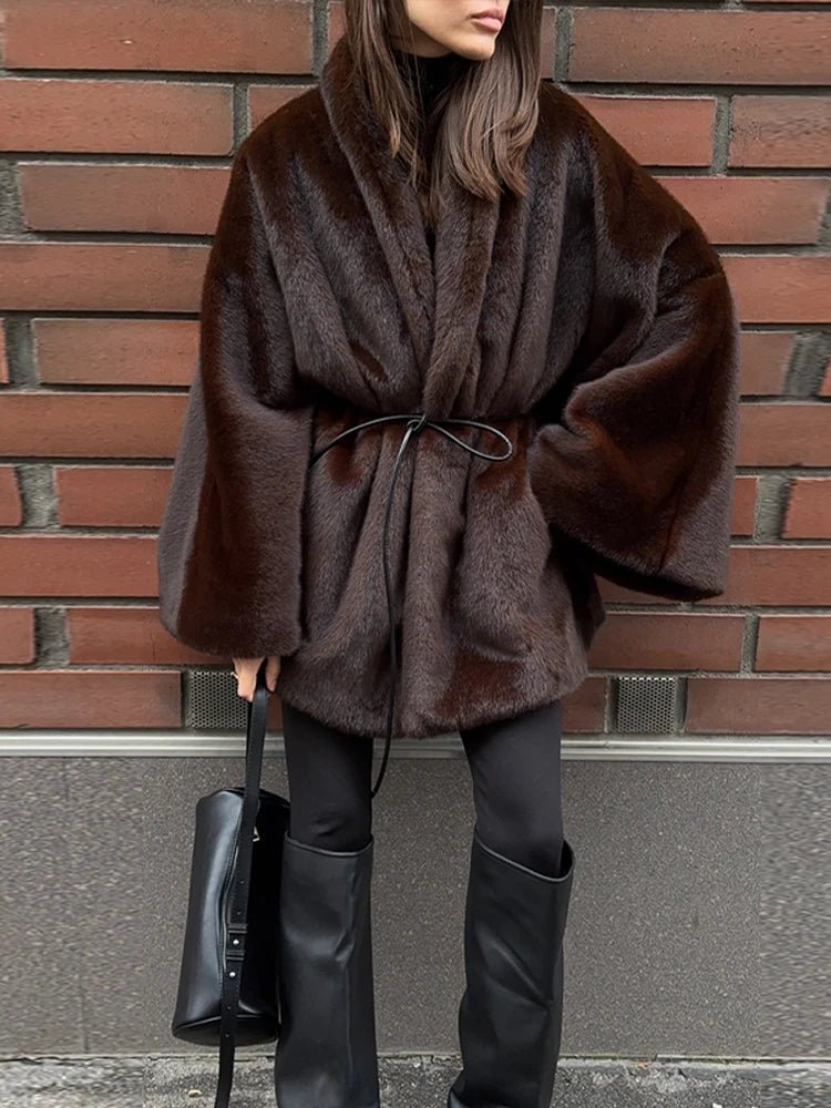 Weiche Kunstfell-Jacke mit Gürtel und kurzem Schnitt