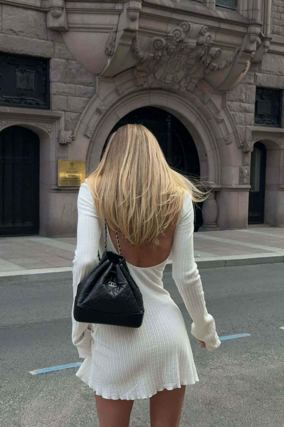 Claudia – Rückenfreies Minikleid aus weichem Strick