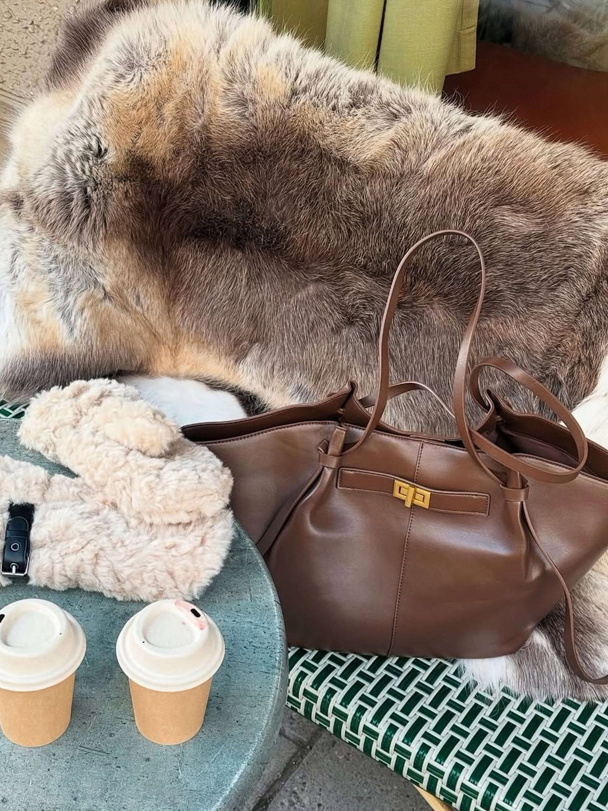 Geräumige Shopper Bag aus veganem Leder