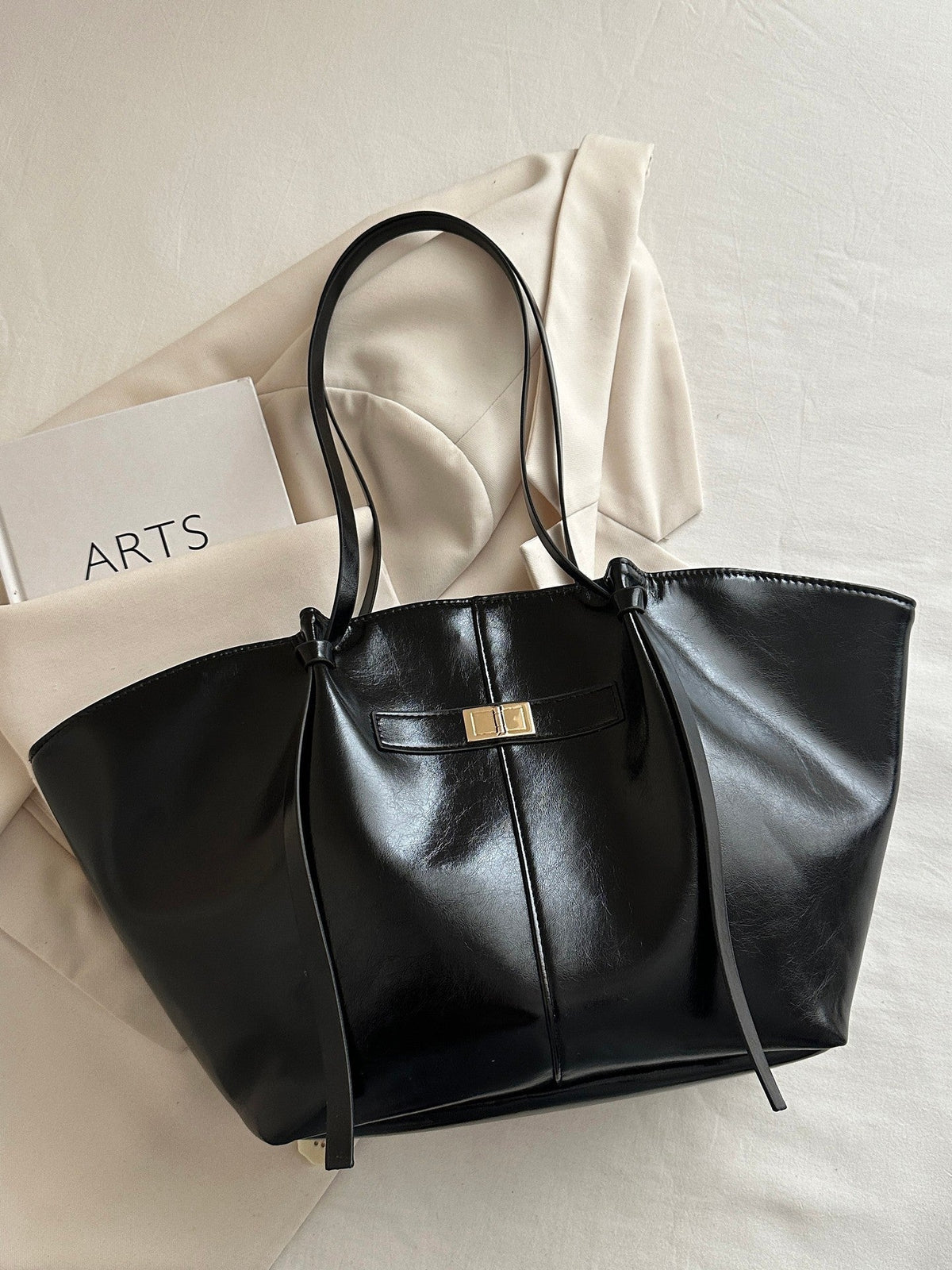 Geräumige Shopper Bag aus veganem Leder