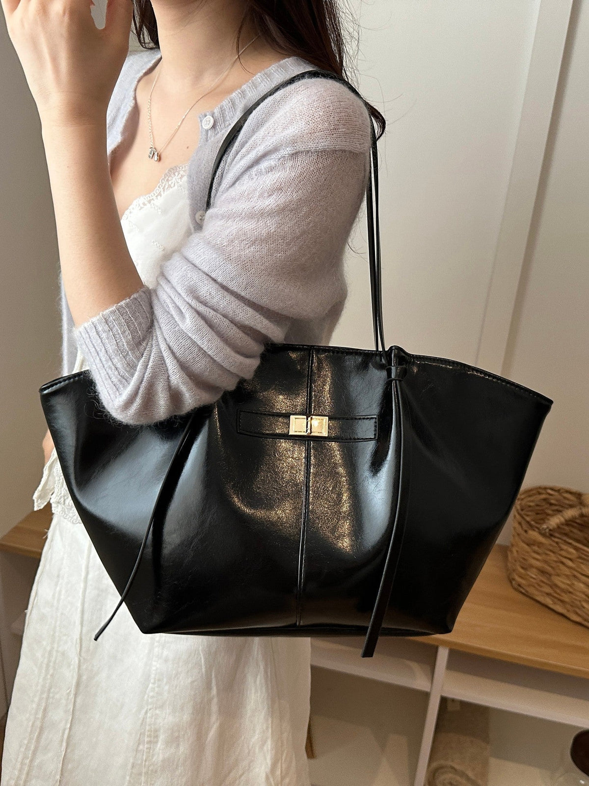 Geräumige Shopper Bag aus veganem Leder