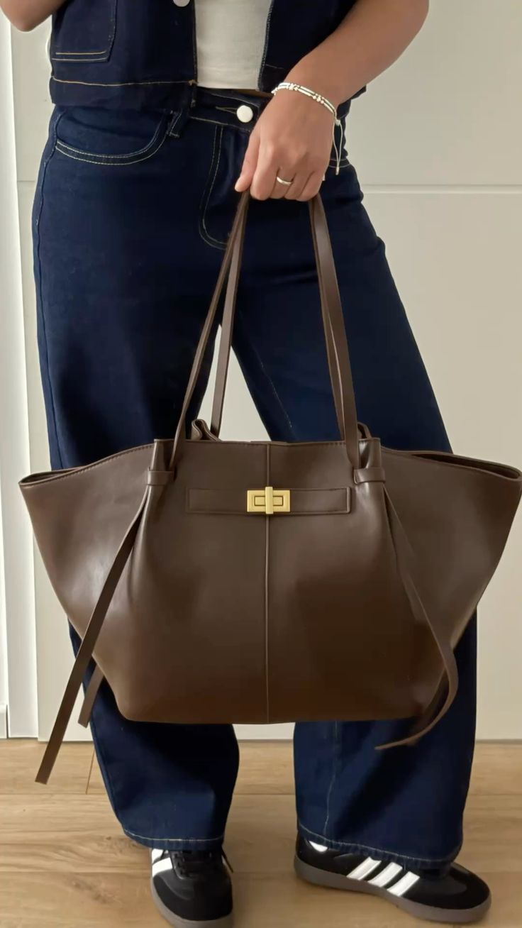 Geräumige Shopper Bag aus veganem Leder