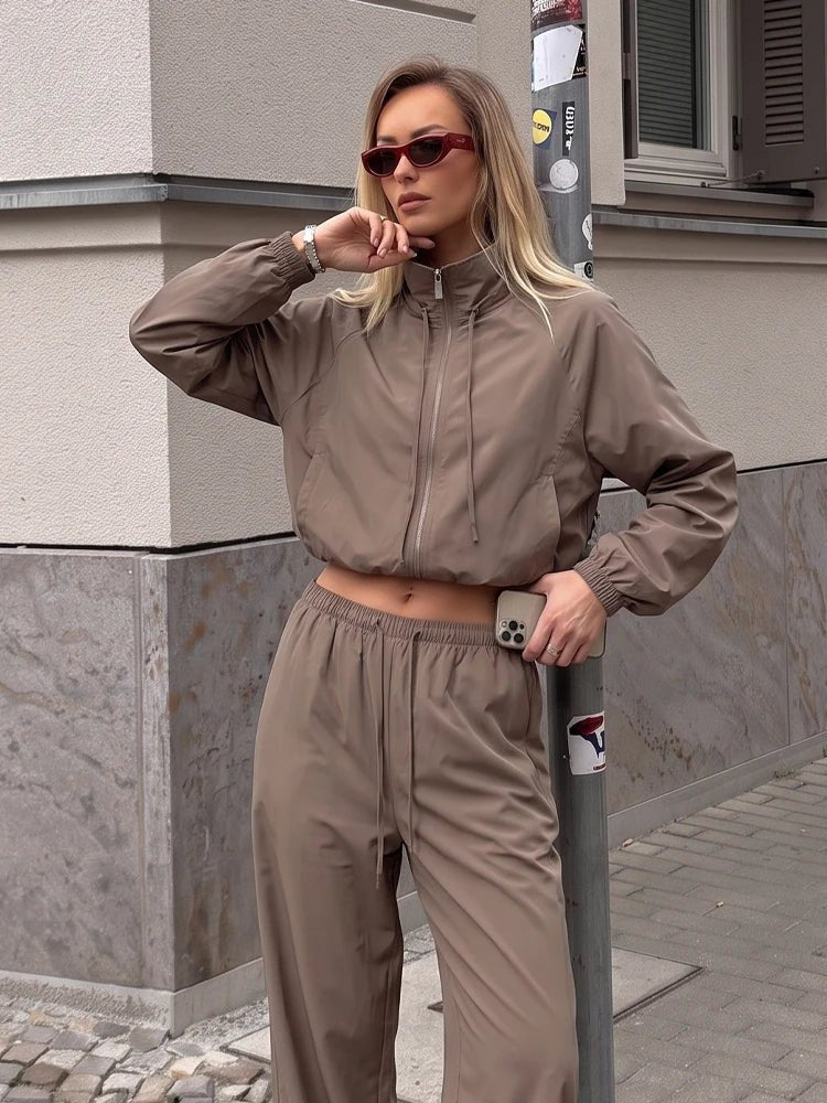 Sportset aus Jacke und weiter Hose