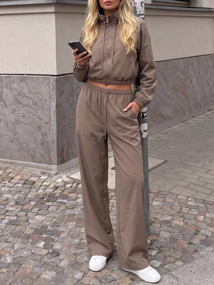 Sportset aus Jacke und weiter Hose