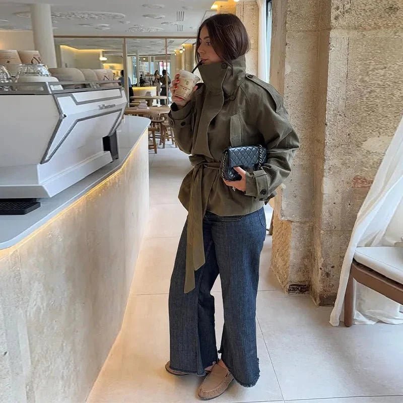 Lola – Trenchcoat mit Stehkragen und Taillengürtel